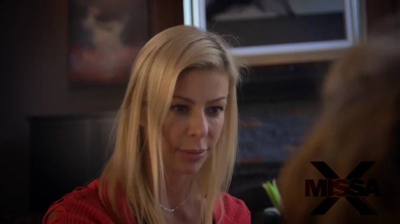 Алексис Фэвкс утешает парня