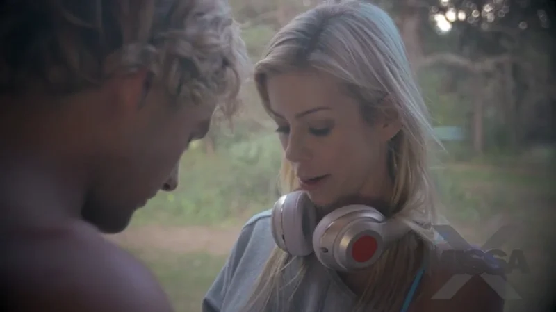 Мама и сынок развлекаются интимно под водой