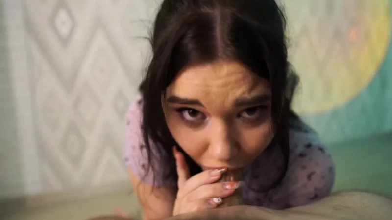 Брюнетка победила минетом