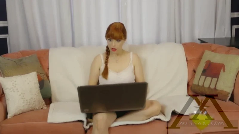 Рыжая Пенни Пакс дрочит для онлайн-приятеля