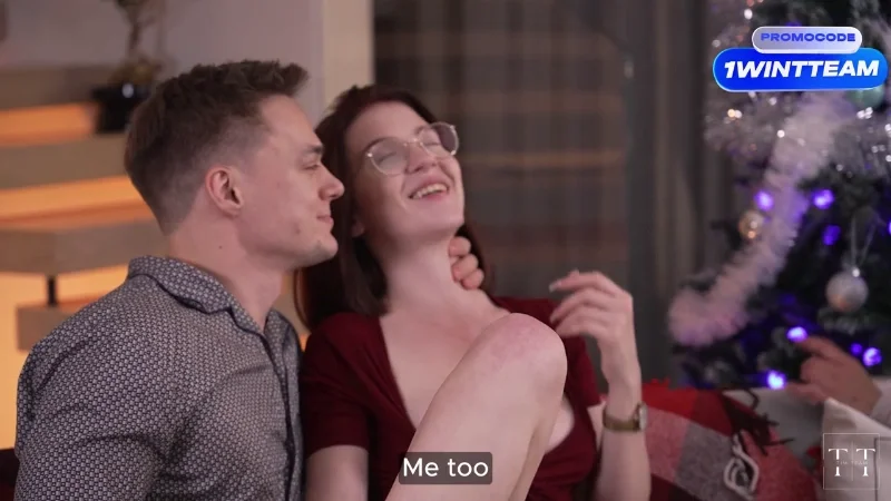 Девчонки делятся парнем