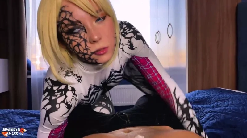 Свити Фокс в косплее паучихи