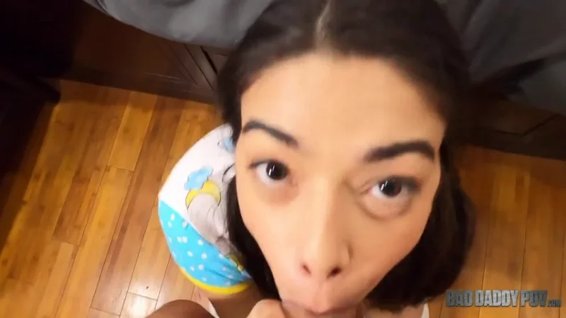 Падчерица Хармони Уандер сосет и скачет на отчиме