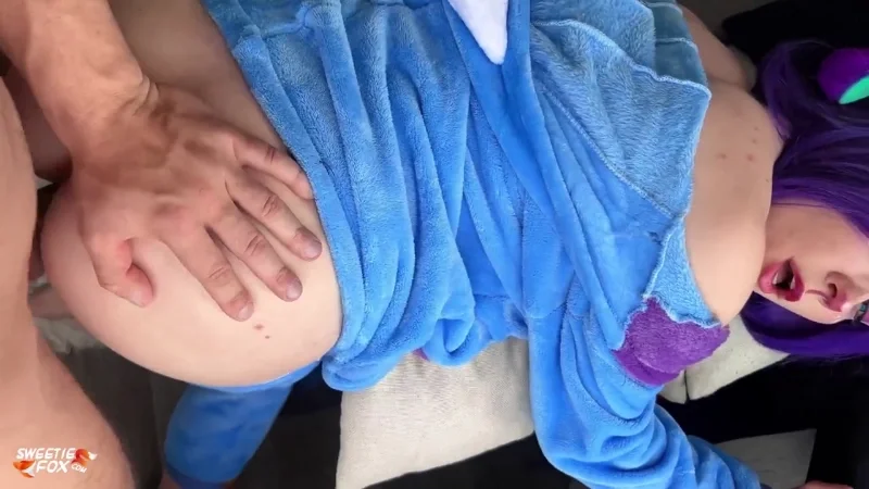Раскрашенная шлюшка Sweetie Fox трахается