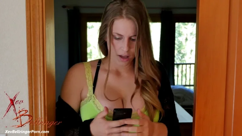 Пышная блондинка и брат в душе