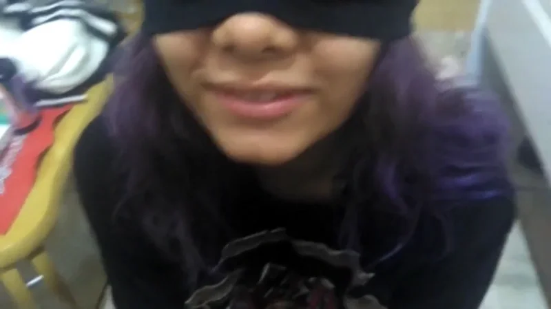 Сводная сестра сосет брату с завязанными глазами