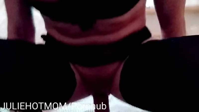 Julie Holly трахает пасынка своими сиськами