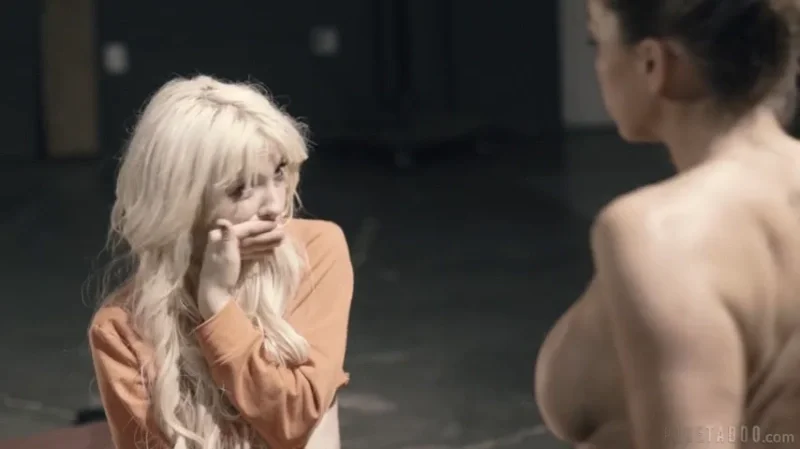 Лесбийские игры в руинах