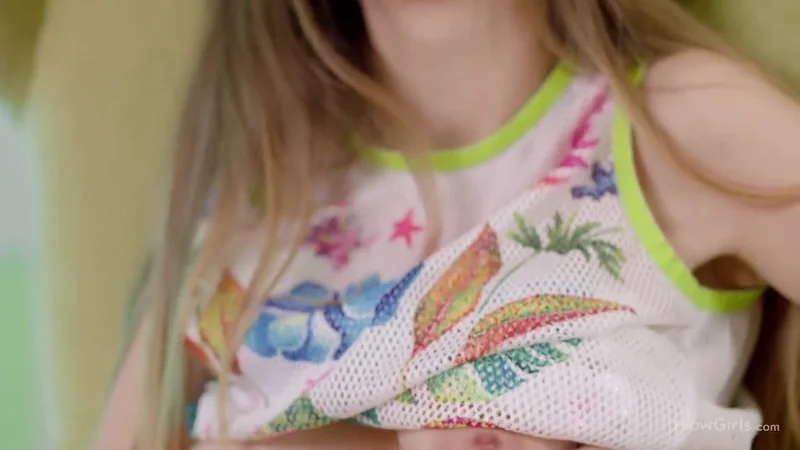 Мила Азул дрочит киску