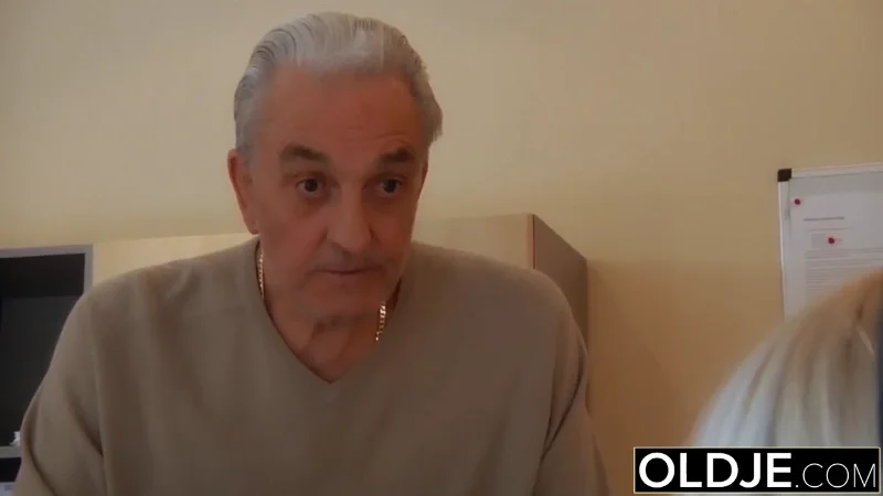 Блондинка-секретарша угостила шефа горячим минетом