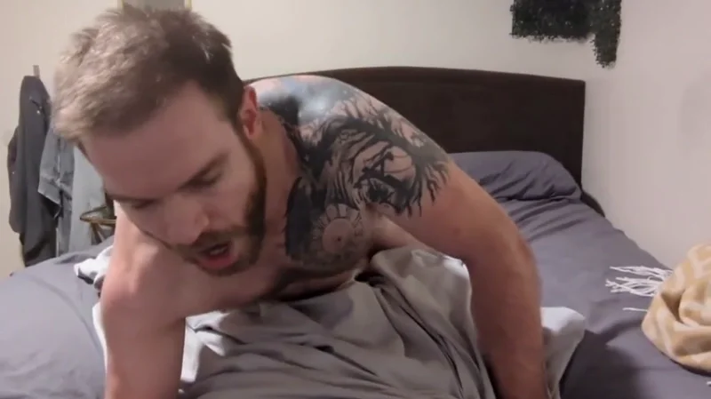 TylerAddams трахает силиконовую киску