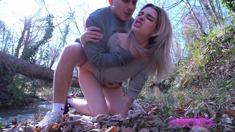 Belleniko сосет и кончает в лесу