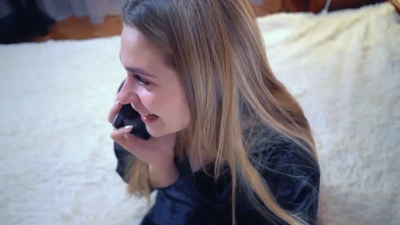 Luxury Moore изменяет по телефону