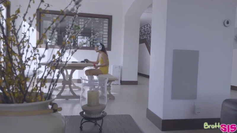 Сводный брат снимает сестру с хуем во рту