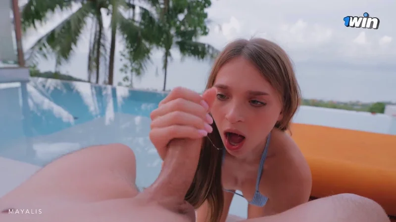 MayaLis трахнулась у бассейна