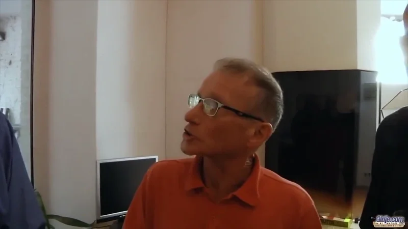 Официантка получает от стариков