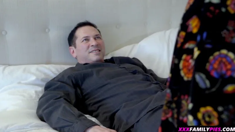 Блондинка подглядывает за сестрой на отчиме