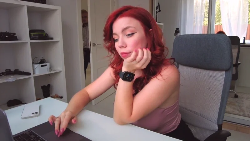 Секретарша дает на камеру