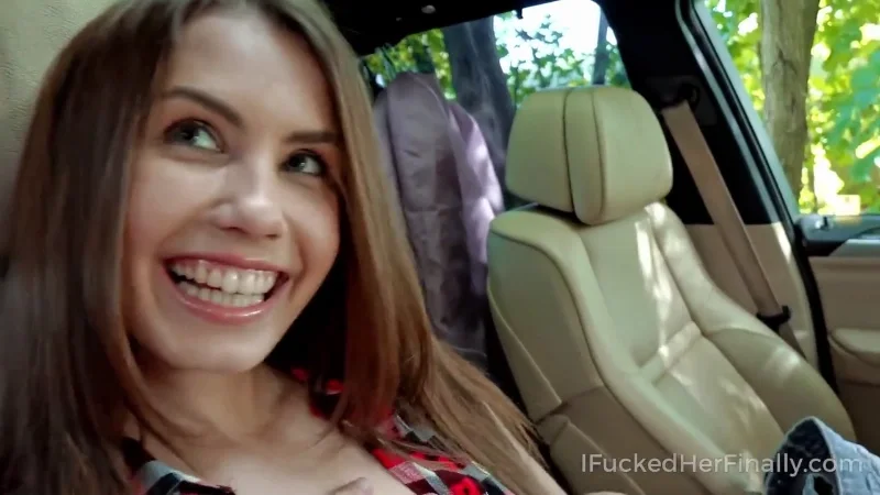 Девушка отсасывает и трахается в автомобиле