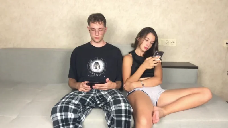 Сестра дрочит брату