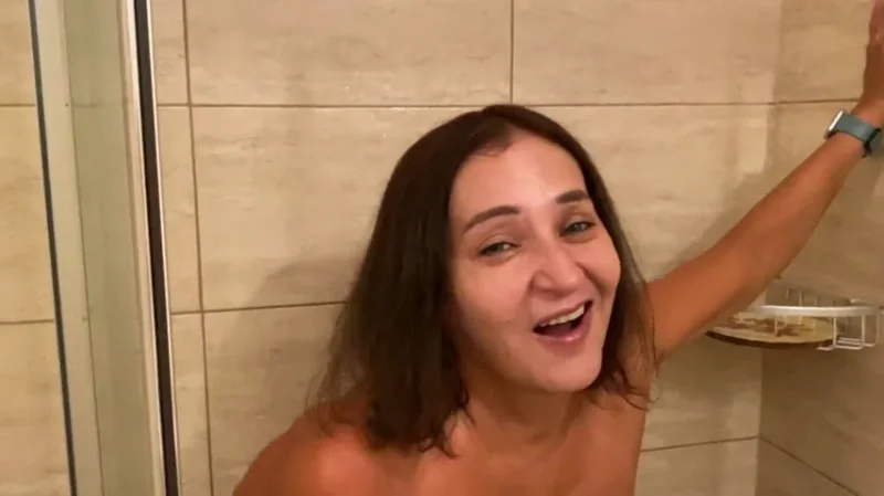 Мачеха соблазнила пасынка в душе