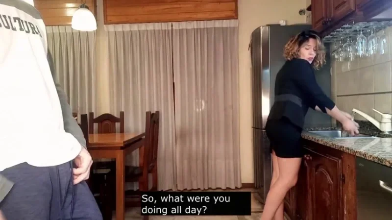 Мачеха сосет и трахается с пасынком на кухне