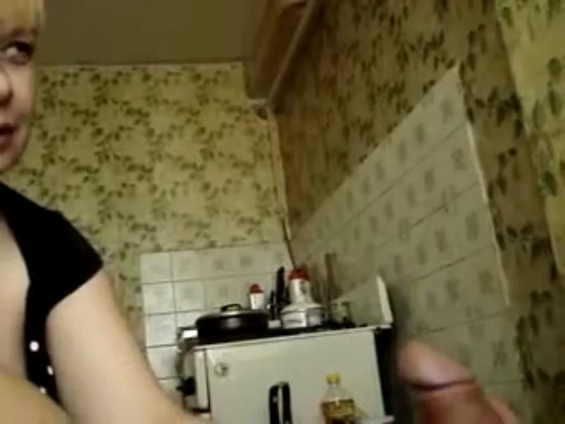 Зрелая соседка сосет молодого парня