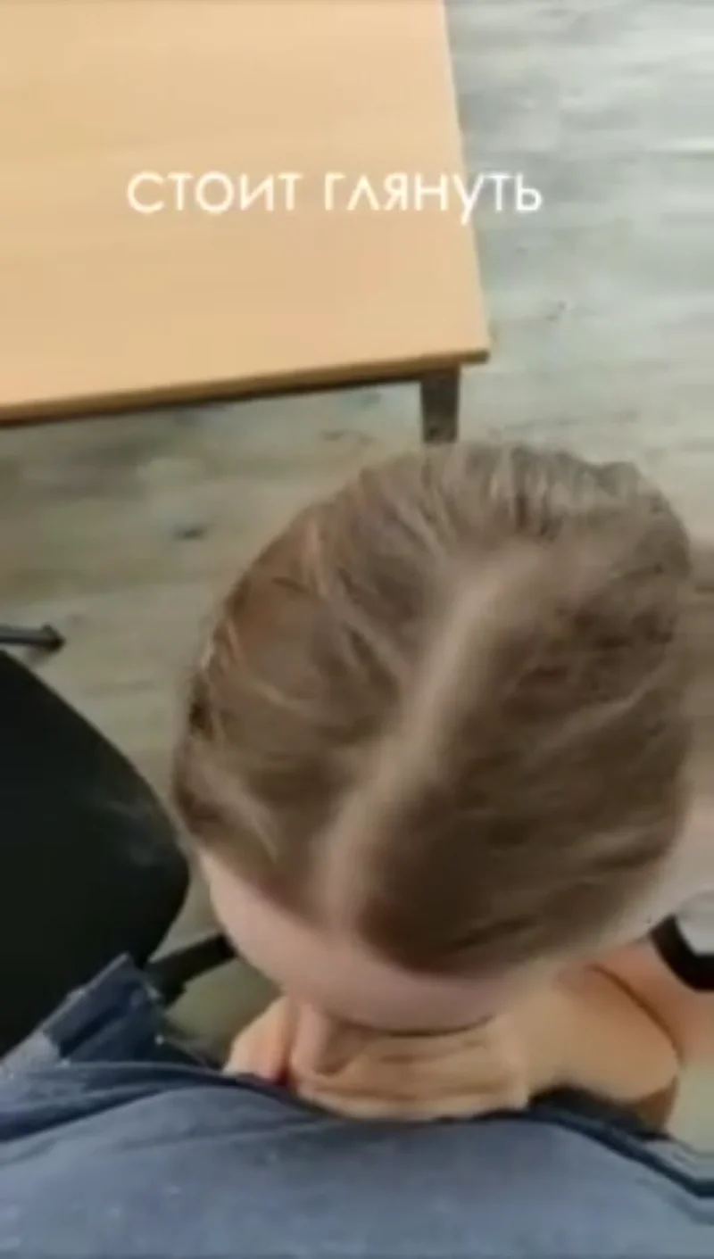 Школьная фелляция под партой