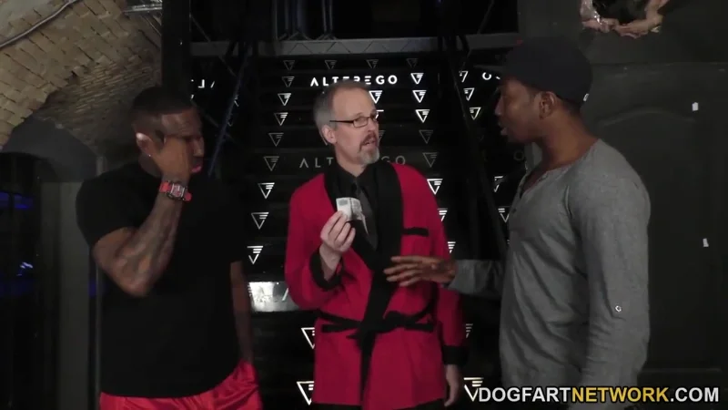 Gina Gerson трахается с двумя неграми