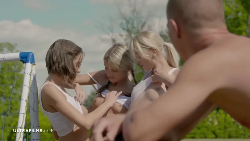 Горячая групповуха на поле