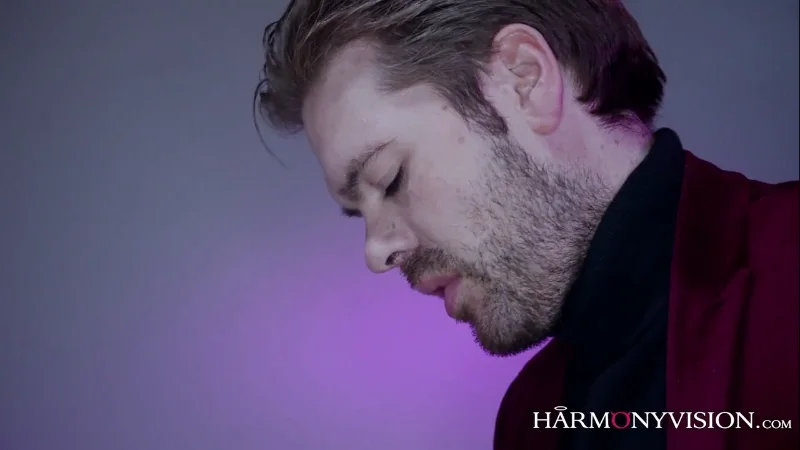 Горячая брюнетка соблазняет парня