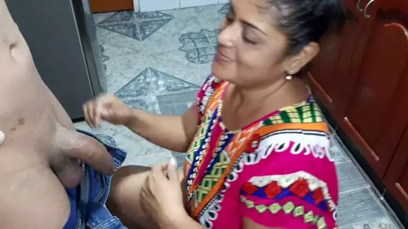 Мама сосет сыну перед выходом