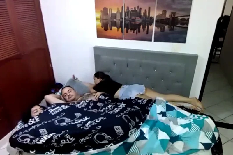 Брюнетка с отцом подруги