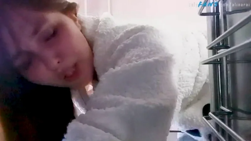 Мачеха случайно показала пизду, а пасынок трахнул