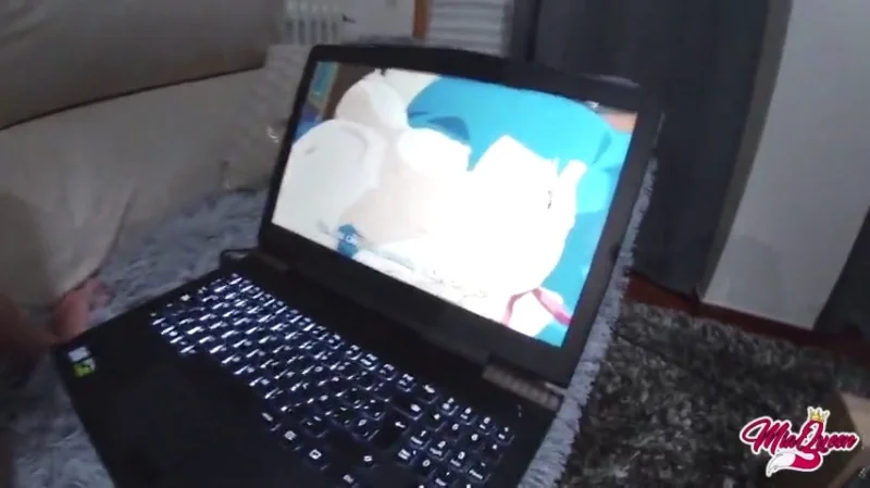 Возбуждённая Mia Queen