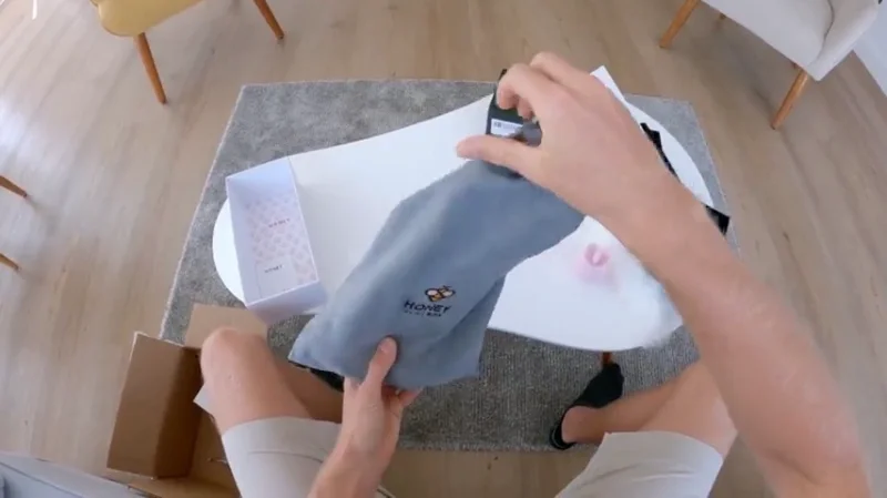 Молодая брюнетка позвала брата помочь кончить